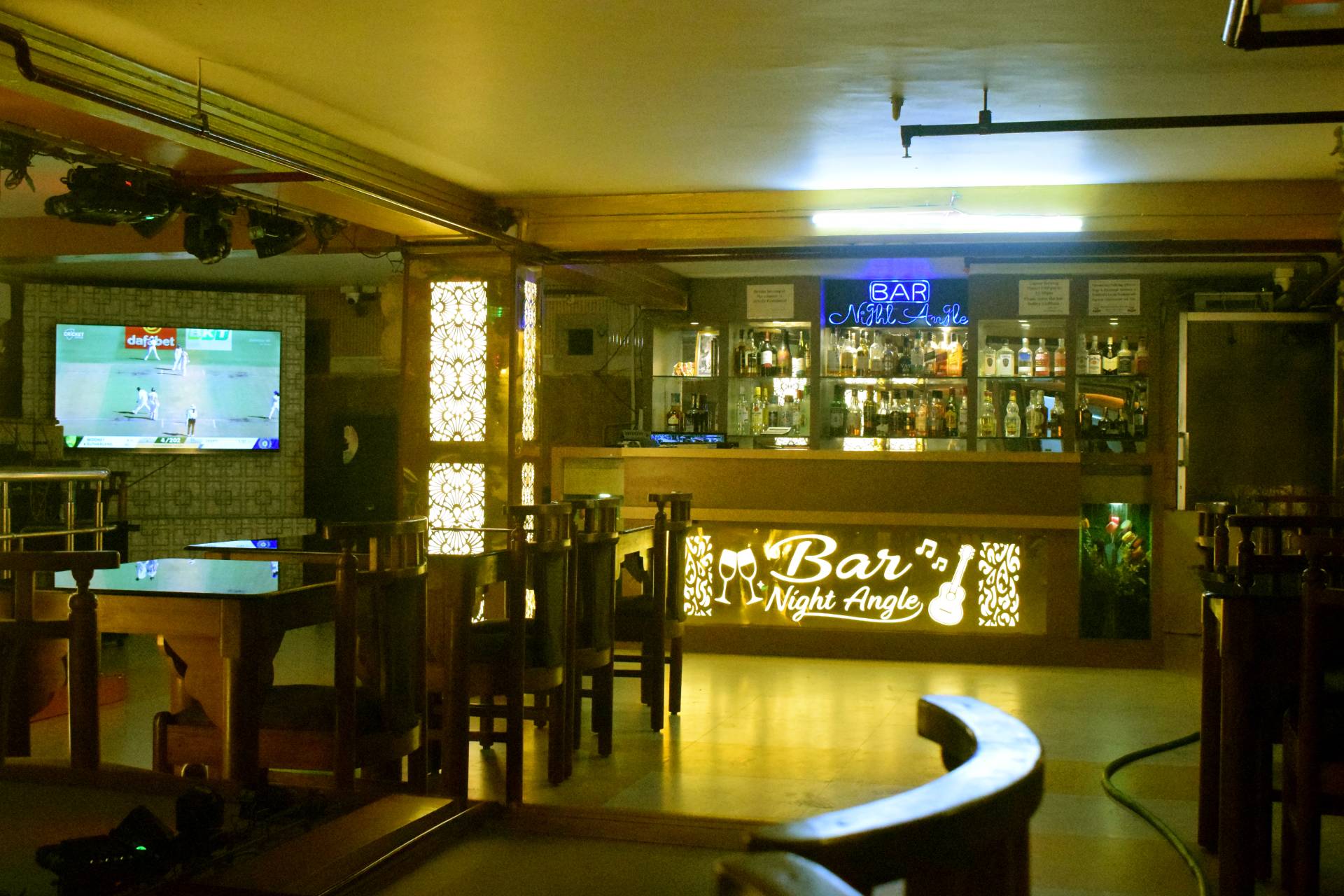 night-angle-bar-hotel-ellora